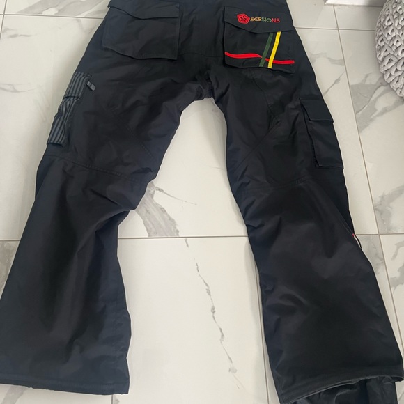 SESSIONS SKI OR SNOW 🏂BOARD PANTS Size MEDIUM LIKE NEW! Good looking 🏂pants🏂 - Picture 4 of 17